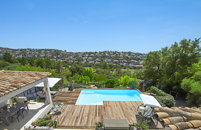 Heated swimming pool with a green sea view on the French Riviera