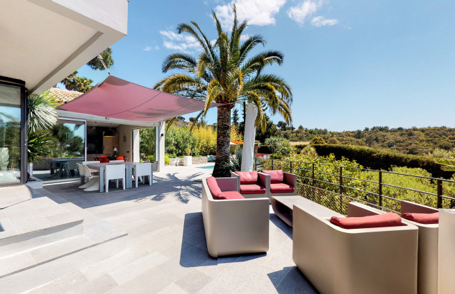 Overdekt terras om buiten te dineren