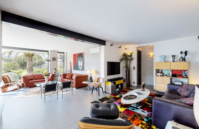 Open-plan living room with panoramic terrace