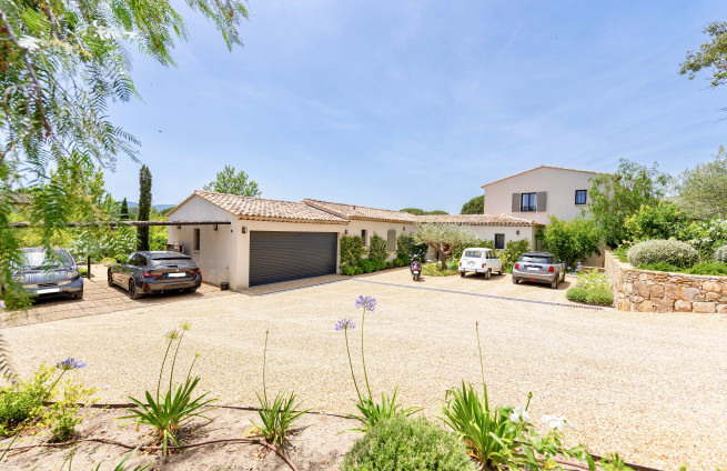 woning met dubbele garage en carport in Grimaud