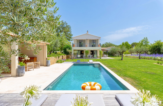 pool-house-luxe-avec-terrasse-villa-grimaud.