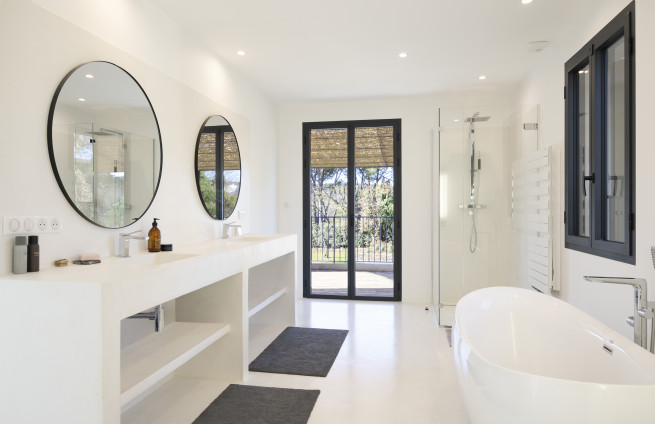 chambre-en-suite-douche-italienne-baignoire-vue-piscine