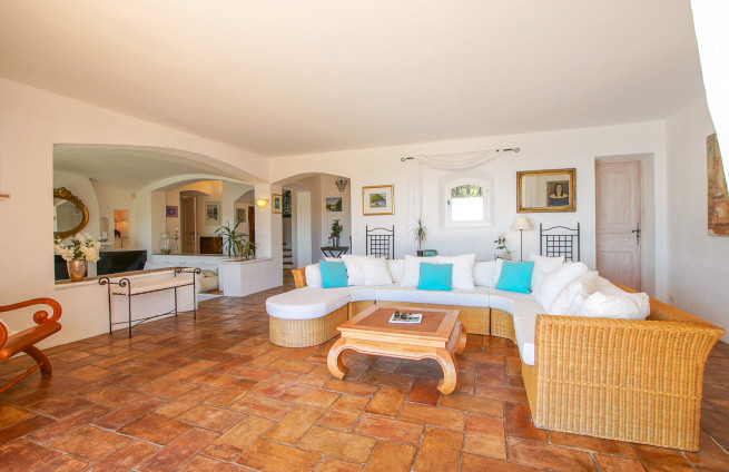 sejour-70m2-cheminée-villa-la-nartelle-sainte-maxime