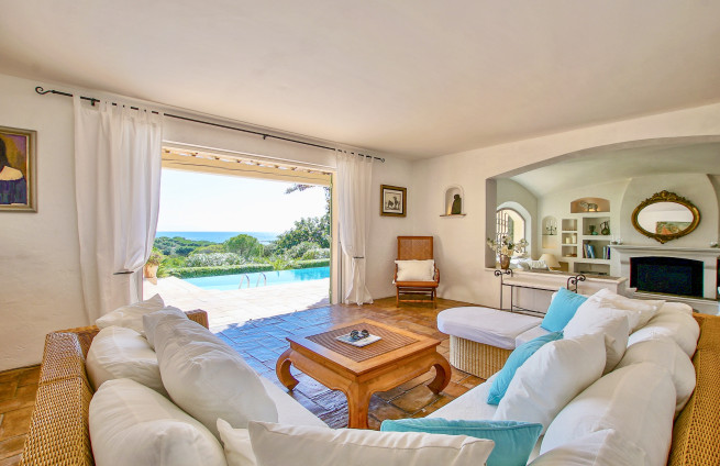 living room with fireplace, opening onto a terrace with sea view in Sainte-Maxime