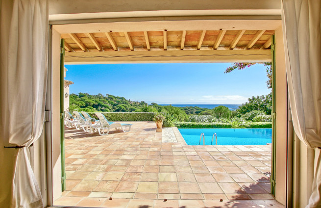 covered terrace opening, living room, house in Sainte-Maxime with sea view