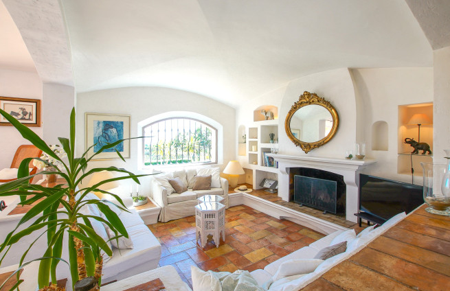 architectural details of a charming Provençal villa