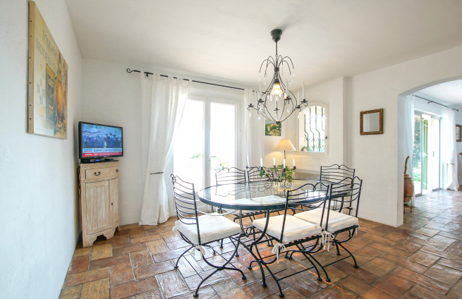 salle-a-manger-lumineuse-villa-sainte-maxime