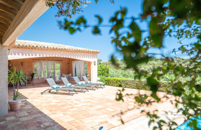 pool-house-kitchen-summer-barbecue-holidays-la-nartelle