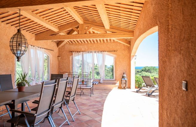 zwembadhuis-keuken-overdekt-zomerterras-Franse-kust