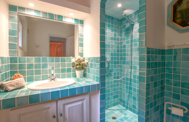 traditional villa shower room with lava stone