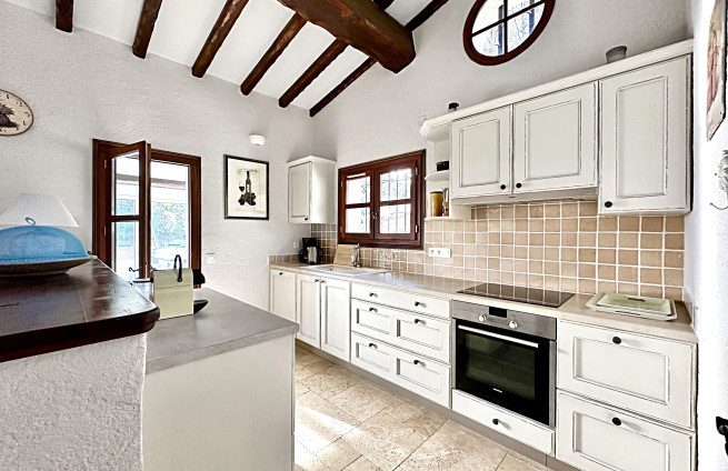 bright, fully equipped kitchen - Villa Grimaud