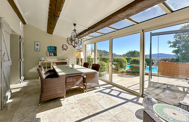 terrasse-couverte-vue-collines-chateau-grimaud-village