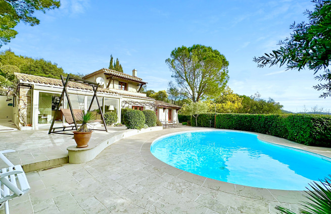 villa-piscine-terrasses-ensoleillées-vue-collines-chateau-grimaud
