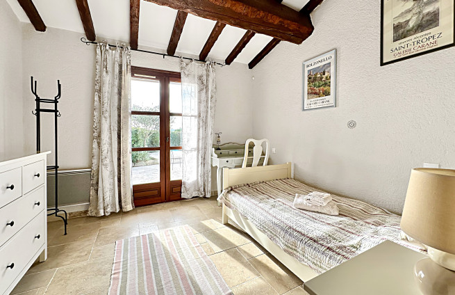 villa rooms with views of the Grimaud hills