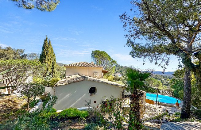 allée-paysagée-villa-à-vendre-grimaud