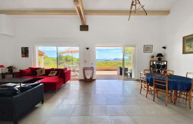 piece-a-vivre-lumineuse-villa-vue-mer