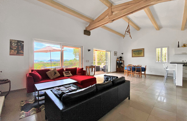 espace-convivial-villa-a-vendre-la-croix-valmer
