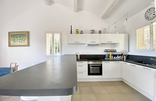 Amerikaanse, volledig uitgeruste keuken en eetkamer.