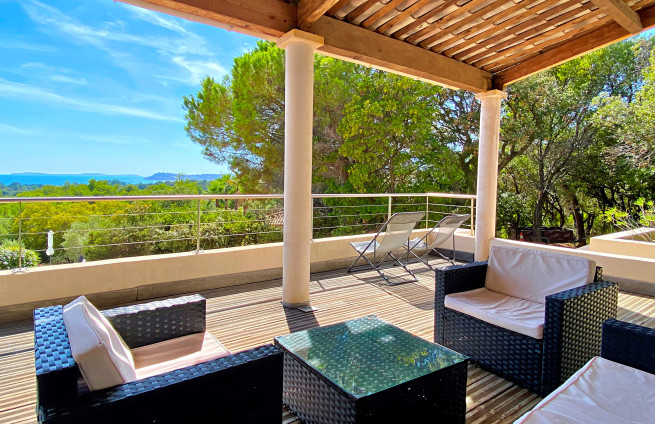 Adembenemend uitzicht op de Middellandse Zee vanaf het terras.