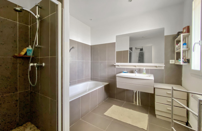 master suite with bathtub and sea view