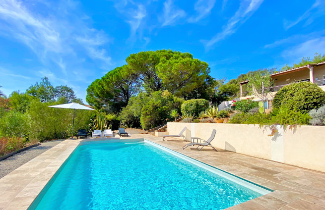 piscine-terrasses-ensoleillees-villa-vue-mer