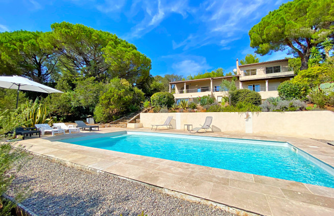 villa facade for sale with sea view in La Croix-Valmer
