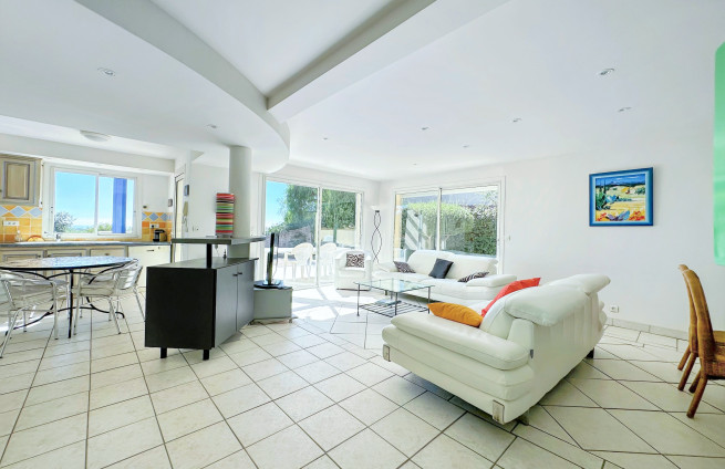 living-dining-room-sea-view-villa-la-croix-valmer