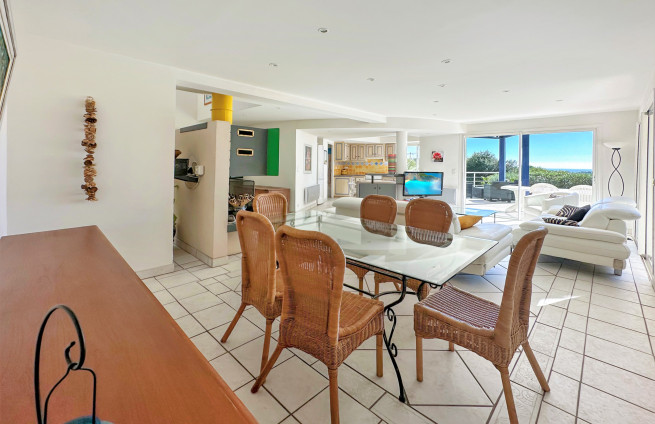 salle-a-manger-vue-mer-repas-face-ocean