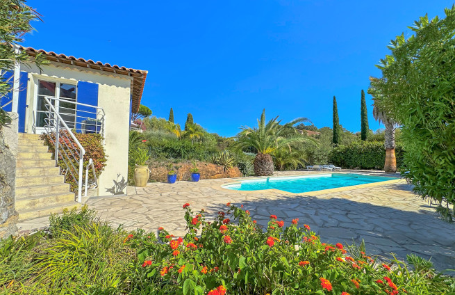 swimming pool-garden-terrace-villa-la-croix-valmer