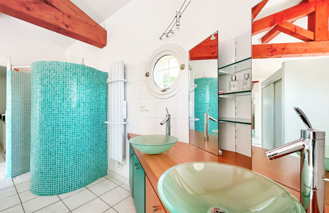 Hoofdslaapkamer met eigen douche en toilet in een huis in Croix-Valmer.