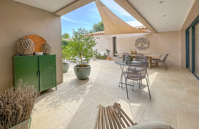 Shaded patio for outdoor dining - Grimaud