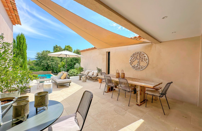 Patio-ombragé-espace- terrasse-extérieur-Grimaud