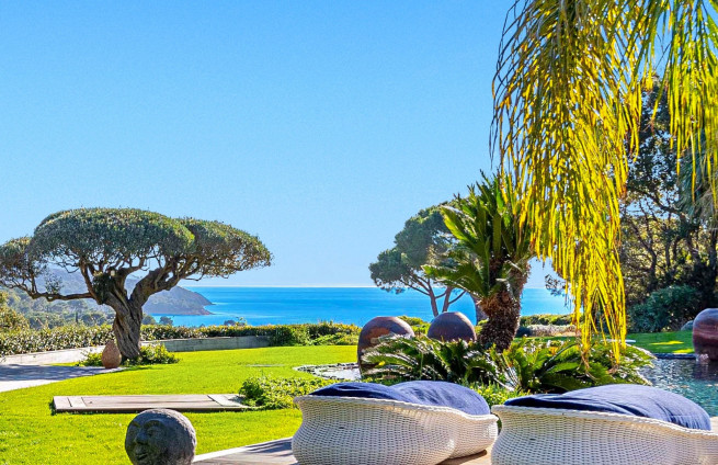 Panoramic sea-view villa in Cap-Lardier