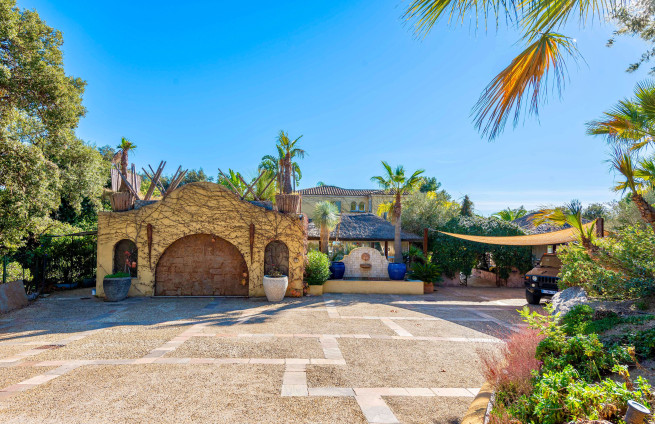 parking-paysagé-entrée-villa-luxe-la-croix-valmer