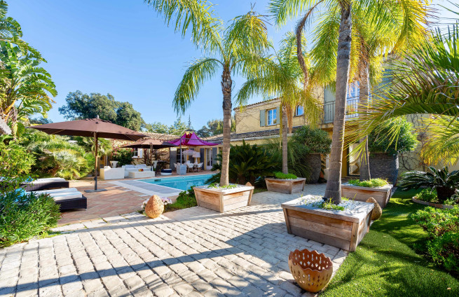 landscaped driveway entrance to secure estate heights - Gigaro