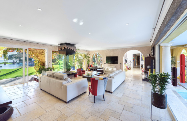 Salon-reception-cheminée-vitrée-vue-mer