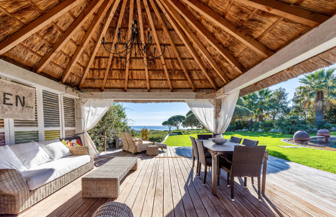 Pool-house-luxe-villa-la-croix-valmer