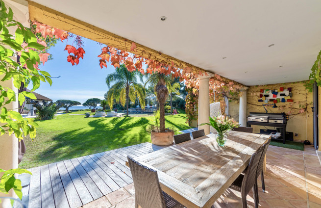 covered terrace dining room sea view - Gigaro