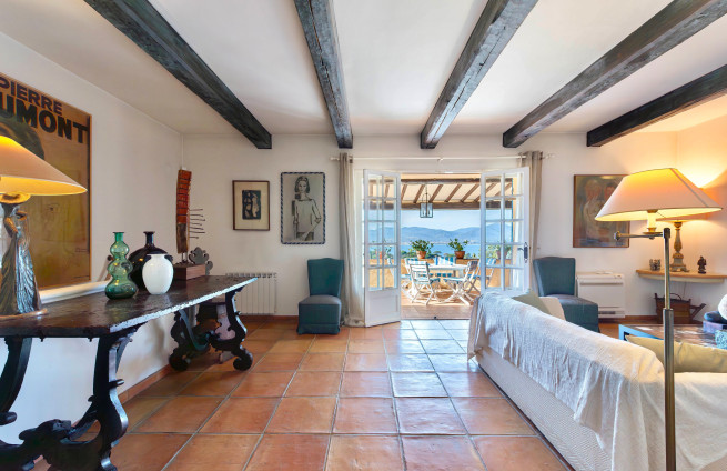 lichte woonkamer met open haard en uitzicht op zee