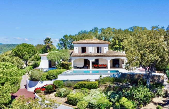 Luxe villa met zeezicht in Sainte-Maxime - gevel