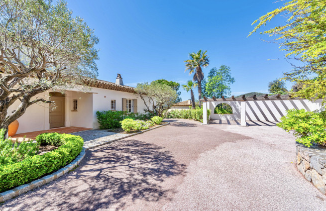 patio-entree-carport-3-voitures-villa