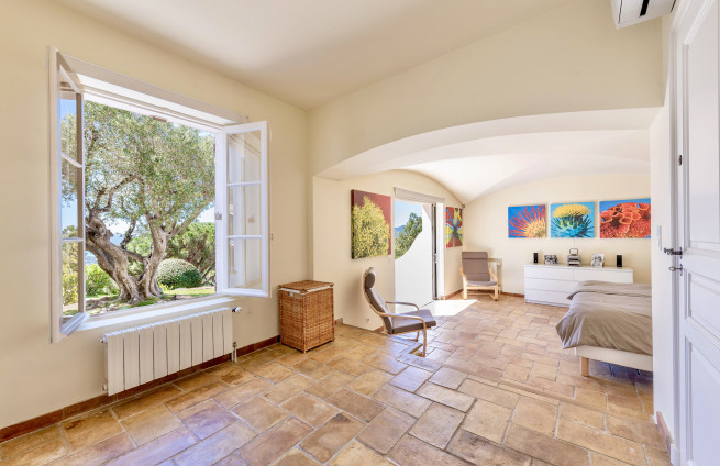 chambre-suite-parentale-vue-mer-villa-sainte-maxime