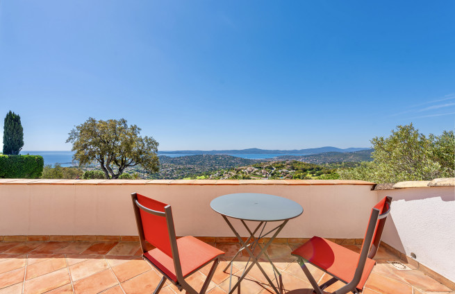 Luxury villa with sea view, no overlooking neighbors, golf estate