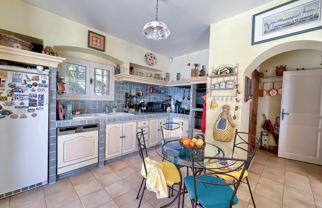 cuisine-ouverte-espace-convivial-villa-sainte-maxime