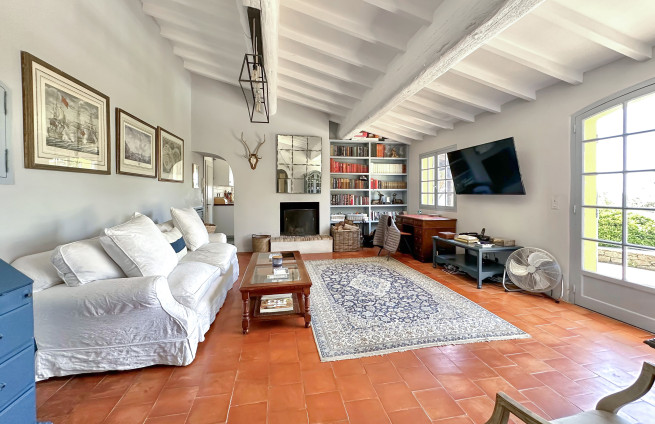 Woonkamer met open haard en balken - villa in La Croix-Valmer