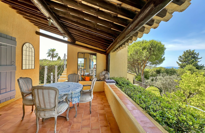 terrasse-couverte-vue-mer-cuisine d-été-la-croix-valmer