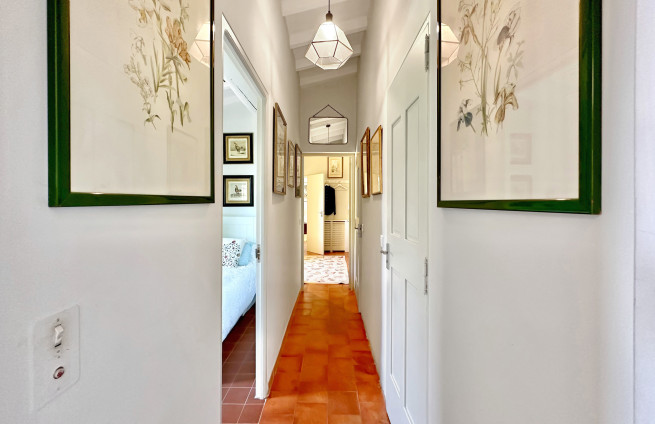 décoration-charme-cosy-couloir-la-croix-valmer