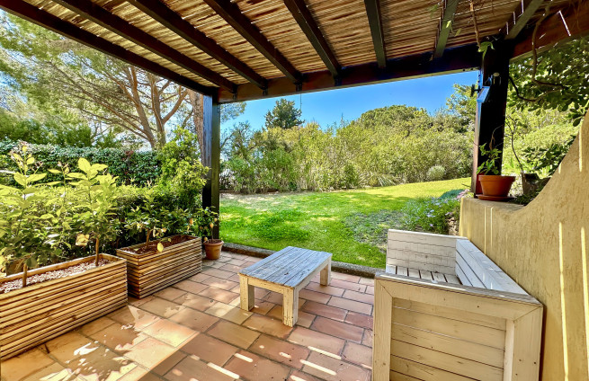 terrace-garden-outbuilding-villa-la-croix-valmer