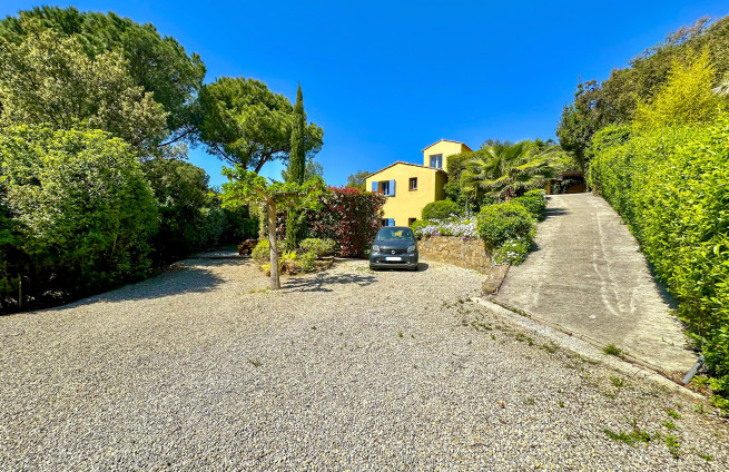entrance-driveway-charming-house-la-croix-valmer-sea-view