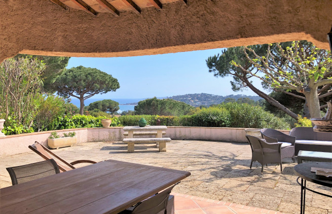 Zonnig terras met uitzicht op zee - La Nartelle